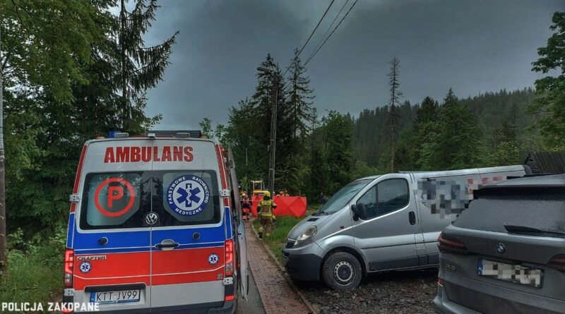 Ziemia przysypała mężczyznę w wykopie