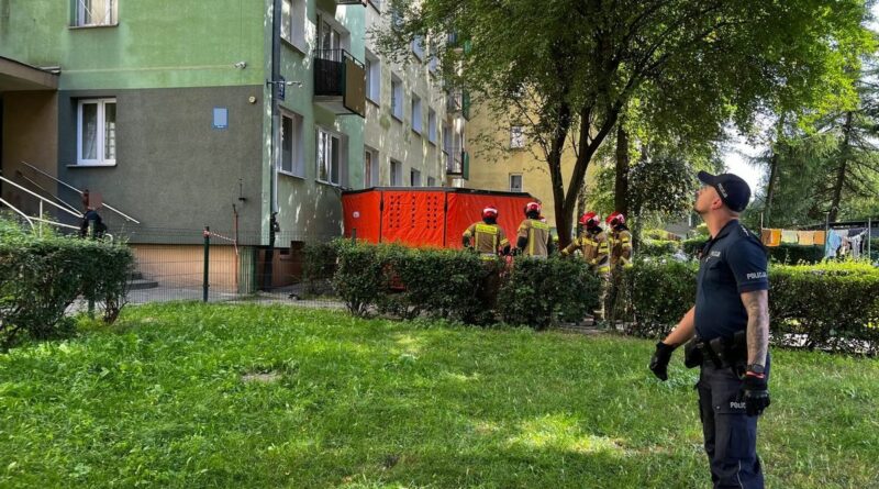 Groził policjantom, że skoczy z balkonu
