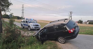Z 4 promilami i jazdą osobówka zakończył w rowie Z 4 promilami i jazdą osobówka zakończył w rowie