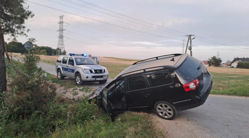 Z 4 promilami i jazdą osobówka zakończył w rowie