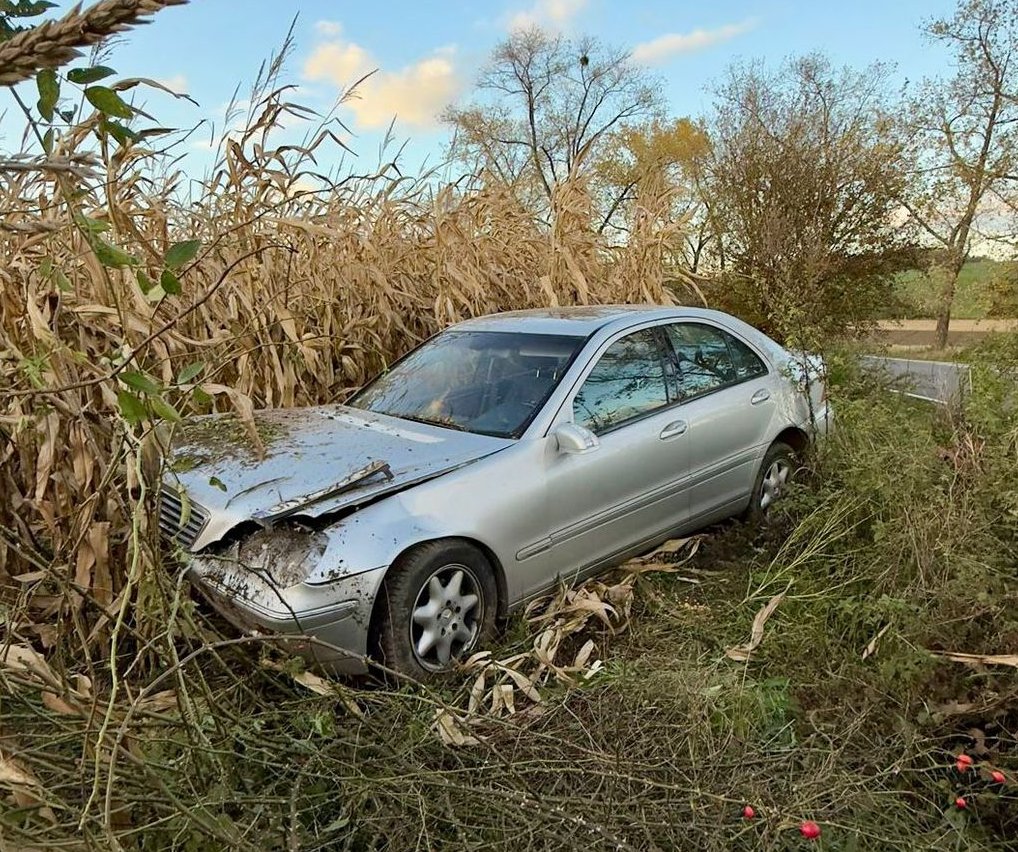 Nietrzeźwy wjechał w pole i uciekł z miejsca zdarzenia