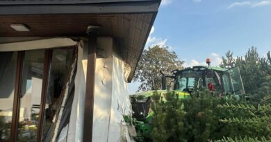 Ciągnik zjechał z drogi i uderzył w dom