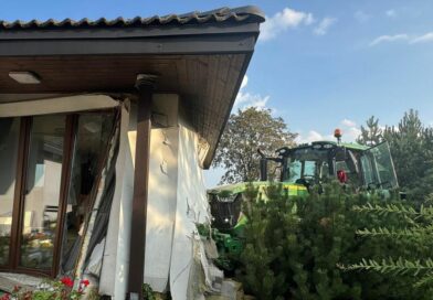 Ciągnik zjechał z drogi i uderzył w dom