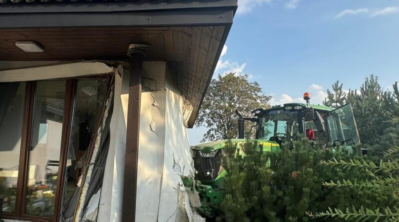 Ciągnik zjechał z drogi i uderzył w dom